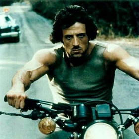 Rambo dirigindo moto
